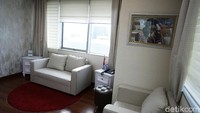 Ada sebuah sofa berwarna putih di ruang tamu tempat KD berdinas.