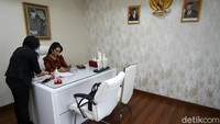 Krisdayanti tampak ditemani oleh salah satu stafnya.
