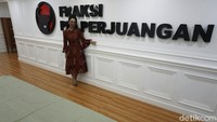 Ia menggunakan kendaraan politik Partai Demokrasi Indonesia Perjuangan.