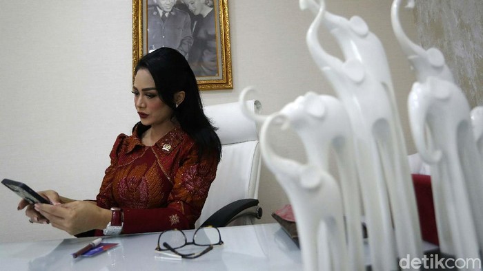 Krisdayanti tercatat sebagai anggota DPR RI dari F-PDIP. Yuk lihat aktivitas Krisdayanti di ruang kerjanya.
