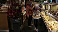 Menjelang Lebaran, tak sedikit warga yang datang ke toko roti dan kue yang telah berdiri sejak tahun 1992 itu untuk membeli panganan untuk melengkapi momen Hari Raya Idul Fitri di rumah.