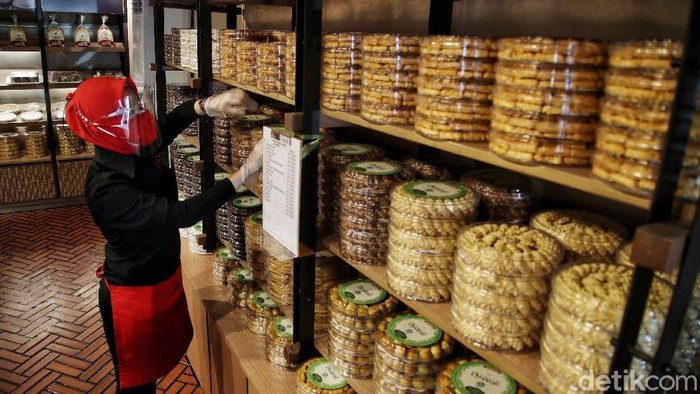 Mengintip Proses Pembuatan Aneka Kue Lebaran di Jakarta Utara Aneka kue kering kerap jadi pangan favorit yang diburu jelang Lebaran. Seperti apa sih proses pembuatan aneka kue Lebaran tersebut? Lihat yuk.