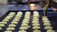Kue yang dijajakan di toko ini pun menggunakan bahan pokok yang berkualitas seperti menggunakan brown sugar, buah-buahan segar serta minyak kelapa.  
