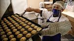 Mengintip Proses Pembuatan Aneka Kue Lebaran di Jakarta Utara