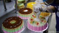 Selain membuat kue kering, toko kue dan roti ini juga menjual beragam kue jenis lainnya. Proses pembuatannya pun tak sembarangan.  