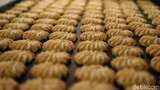 Mengintip Proses Pembuatan Aneka Kue Lebaran di Jakarta Utara