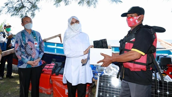 Mudahkan Tangkap Ikan, Bupati Ipuk Serahkan Bantuan 12 Kapal hingga Fishfinder