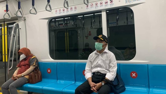 Muhadjir Effendy Naik MRT dan Jalan Kaki ke Kantor