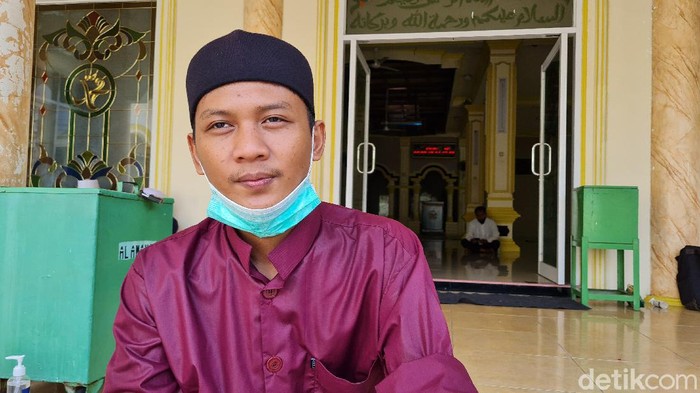 Nawir, pemuda masjid Al Amanah, Bekasi, yang viral usai copot paksa masker dari mulut jemaah (Farih Maulana/detikcom)