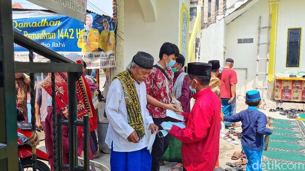 Nawir Remaja Masjid Bekasi Bagi-bagi Masker ke Jemaah