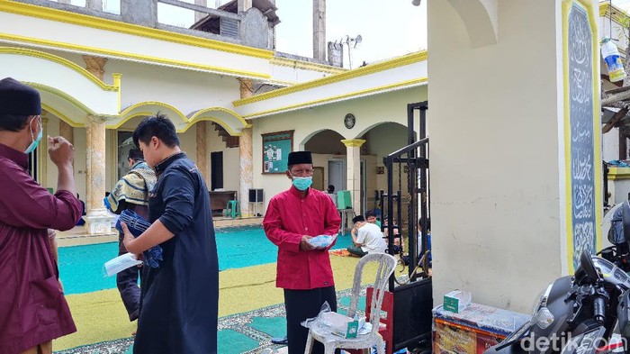Nawir Remaja Masjid Bekasi Bagi-bagi Masker ke Jemaah