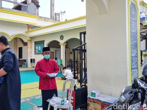 Jadi Duta Masker, Nawir Kini Bagi-bagi Masker ke Jemaah Salat Jumat