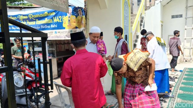 Nawir Remaja Masjid Bekasi Bagi-bagi Masker ke Jemaah