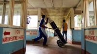 Seperti dilansir Reuters, Jumat (7/5/2021), otoritas India melaporkan 414.188 kasus Corona dalam 24 jam terakhir. Angka ini lebih tinggi jika dibandingkan dengan sehari sebelumnya saat India mencatat 412.262 kasus Corona tercatat dalam sehari. AP Photo/Thoko Chikondi  