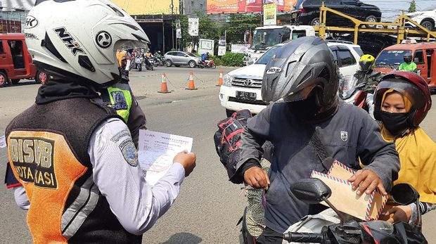 Nuni dan Ahmadi bersikukuh pulang ke Brebes menggunakan motor. Nuni kini tengah hamil 8 bulan.