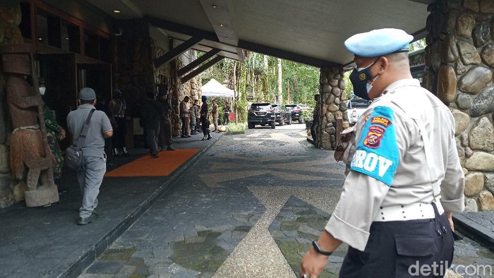 Panglima TNI Marsekal Hadi Tjahjanto dan Kapolri Jenderal Listyo Sigit Prabowo mengunjungi Timika (Saiman/detikcom)