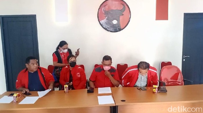 PDIP Maluku menggelar konferensi pers terkait viral video Gubernur Murad Ismail membentak protokoler Istana (Muslimin Abbas/detikcom).