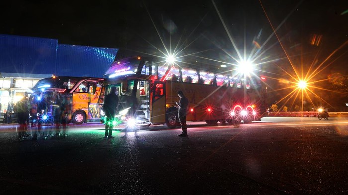 Petugas Kementerian Perhubungan memeriksa surat kelengkapan penumpang bus Antar Kota Antar Provinsi (AKAP) Terbatas di terminal tipe A Batoh, Banda Aceh, Aceh, Kamis (6/5/2021). Suasana terminal bus AKAP yang malayani transportasi dengan tujuan berbagai provinsi di pulau Sumatera dan Jawa terpantau sepi terkait adanya pemberlakuan larangan mudik Hari Raya Idul Fitri 1442 Hijriah pada 6-17 Mei 2021. ANTARA FOTO / Irwansyah Putra/foc.