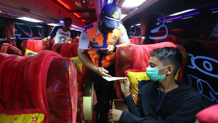 Petugas Kementerian Perhubungan memeriksa surat kelengkapan penumpang bus Antar Kota Antar Provinsi (AKAP) Terbatas di terminal tipe A Batoh, Banda Aceh, Aceh, Kamis (6/5/2021). Suasana terminal bus AKAP yang malayani transportasi dengan tujuan berbagai provinsi di pulau Sumatera dan Jawa terpantau sepi terkait adanya pemberlakuan larangan mudik Hari Raya Idul Fitri 1442 Hijriah pada 6-17 Mei 2021. ANTARA FOTO / Irwansyah Putra/foc.