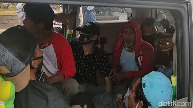 Pemudik ngumpet di mobil, kepergok polisi di Bekasi (Azhar/detikcom)