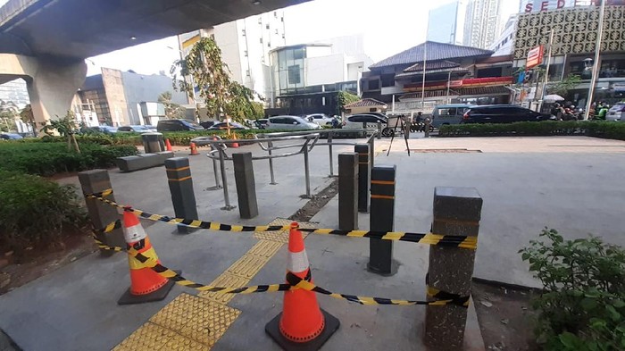 Penampakan portal S di trotoar depan Kuningan City untuk menghalau pengendara sepeda motor.