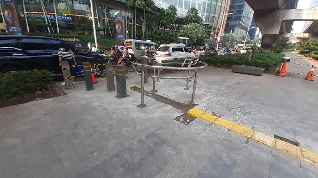 Penampakan portal S di trotoar depan Kuningan City untuk menghalau pengendara sepeda motor.
