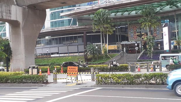 Penampakan portal S di trotoar depan Kuningan City untuk menghalau pengendara sepeda motor.