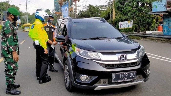 Penyekatan antisipasi mudik di Simpang Gadog, Ciawi, Kabupaten Bogor, Jawa Barat, Kamis (6/5/2021). (ANTARA/M Fikri Setiawan)