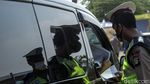 Penyekatan Pemudik, Petugas Perketat Jalur Tikus di Kalimalang