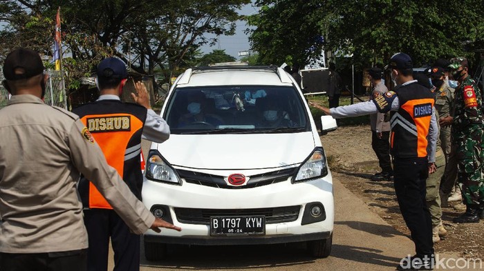 Polisi melakukan penyekatan di jalur tikus di Bekasi menuju Karawang. Pada hari kedua larangan mudik ini, puluhan kendaraan diputar balik polisi.