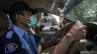 Polisi mengecek SIKM (surat izin keluar masuk) setiap kendaraan yang lewat. Jika ada yang tidak memiliki SIKM, kendaraan tersebut langsung dipaksa putar balik.