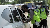 Kapospam Polres Metro Bekasi Iptu Eko Setianto, yang memimpin pos penyekatan ini, mengatakan kepadatan di jalur tikus terjadi sejak hari pertama larangan mudik. Namun beberapa kendaraan diketahui memang hanya pekerja hendak melintas.
