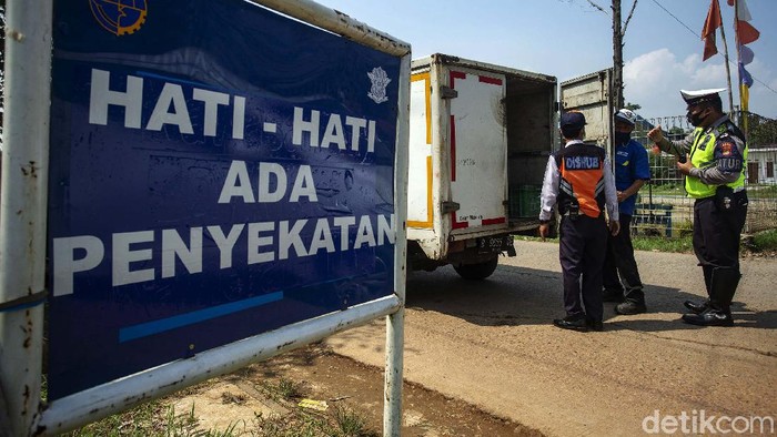 Polisi melakukan penyekatan di jalur tikus di Bekasi menuju Karawang. Pada hari kedua larangan mudik ini, puluhan kendaraan diputar balik polisi.