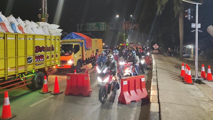 Polisi persempit jalur motor di penyekatan Bekasi-Karawang, Jumat (7/5/2021).
