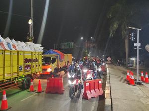 Polisi Persempit Jalur Motor di Penyekatan Bekasi-Karawang
