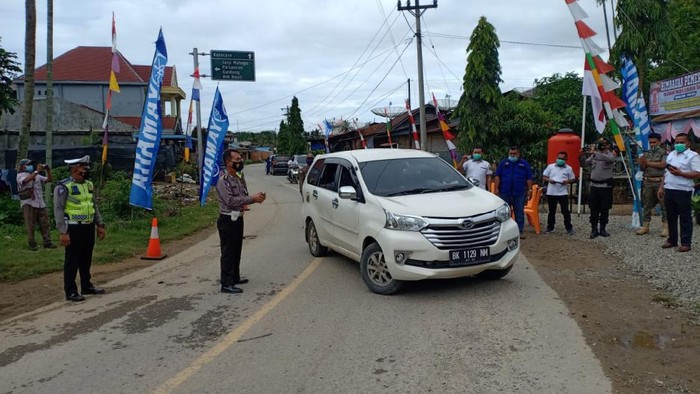 Personil Polda Sumut memutar balik kendaraan pemudik (dok. Humas Polda Sumut)