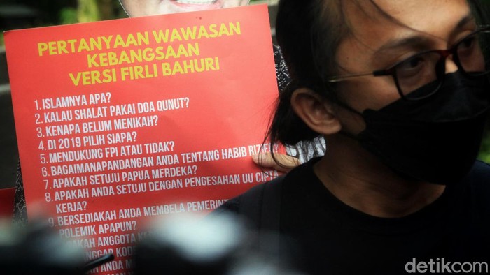 Sejumlah aktivis dari Koalisi Masyarakat Sipil gelar aksi di Gedung KPK. Mereka kritik kebijakan Tes Wawasan Kebangsaan (TWK) yang dilakukan KPK kepada pegawai.