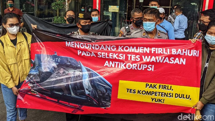 Sejumlah aktivis dari Koalisi Masyarakat Sipil gelar aksi di Gedung KPK. Mereka kritik kebijakan Tes Wawasan Kebangsaan (TWK) yang dilakukan KPK kepada pegawai.