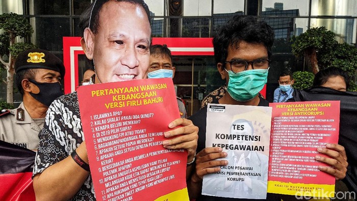 Pertanyaan TWK Picu Kontroversi, Kantor KPK Digeruduk Massa Aksi Sejumlah aktivis dari Koalisi Masyarakat Sipil gelar aksi di Gedung KPK. Mereka kritik kebijakan Tes Wawasan Kebangsaan (TWK) yang dilakukan KPK kepada pegawai.