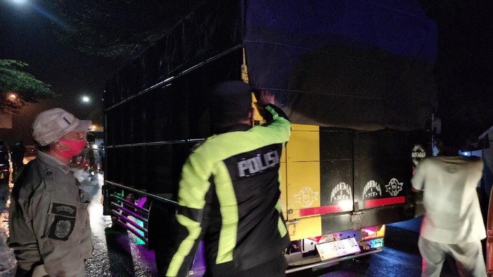 Petugas periksa truk di pos penyekatan perbatasan Majalengka-Sumedang (Bagas/detikcom)