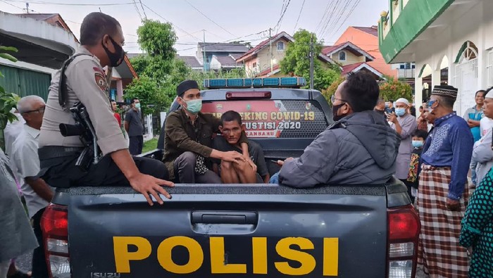 Polisi mengamankan pria pelaku pemukulan terhadap imam masjid di Pekanbaru (dok Istimewa)
