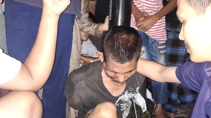 Polisi mengamankan pria pelaku pemukulan terhadap imam masjid di Pekanbaru (dok Istimewa)