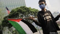 Pengunjuk rasa yang tergabung dalam Jerit Palestina melakukan aksi untuk memperingati Hari Al Quds Internasional 2021 tersebut.