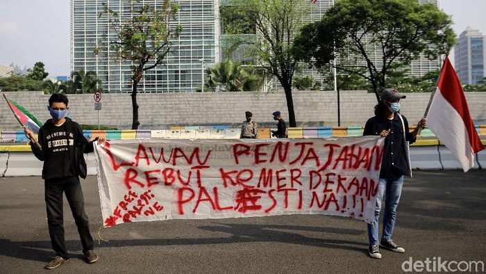 Potret Aksi Hari Al Quds Internasional di Depan Dubes AS Sejumlah warga melakukan aksi di depan kantor Kedubes Amerika Serikat, Jakarta. Aksi itu dilakukan untuk memperingati Hari Al Quds Internasional 2021.
