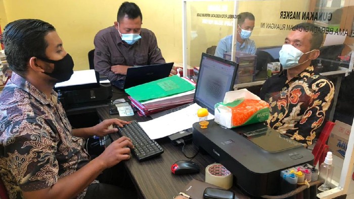 Pelaku yang mengancam menembak warga di Lebak, Banten. Pelaku rupanya hanya mengaku-ngaku sebagai polisi.