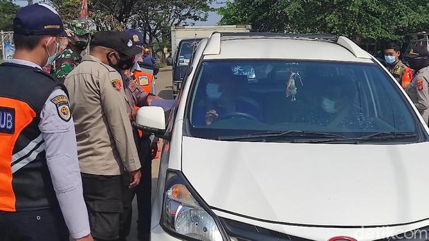 Puluhan kendaraan menuju Karawang diputar balik (Azhar/detikcom)