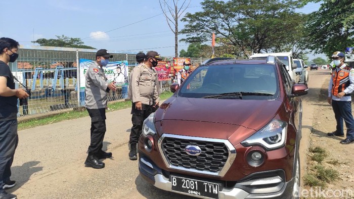 Puluhan kendaraan menuju Karawang diputar balik (Azhar/detikcom)