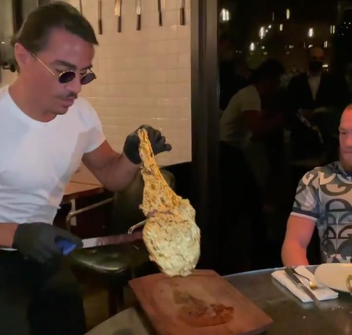 Salt Bae Buka Restoran Baru, Menunya Steak Lapis Emas Seharga Rp14 Juta!