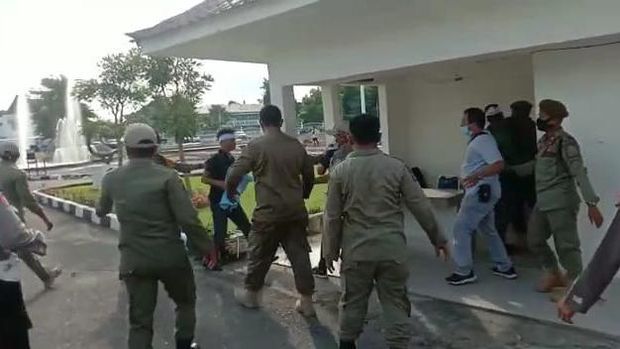 Ricuh demo di depan rumah dinas Gubsu Edy