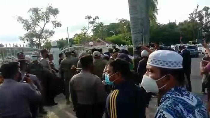 Ricuh demo di depan rumah dinas Gubsu Edy